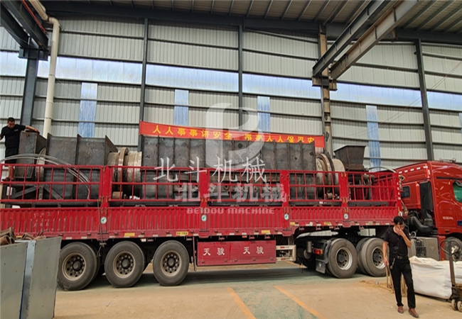 果渣香蕉视频污版机装车完毕,现已奔赴于云南客户