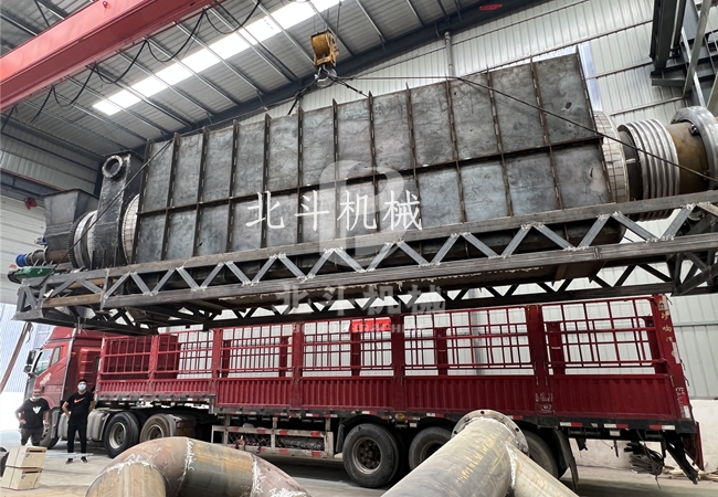 满载着橄榄核香蕉视频污版机的大货车装车完毕,发往福建地区