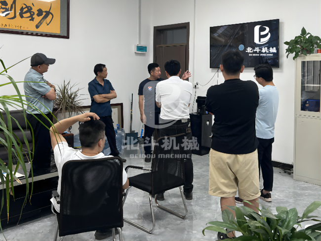 张工为客户讲解香蕉视频污版设备设计理念与生产流程