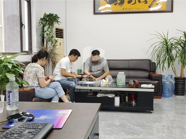 江西客户走进香蕉视频在线观看下载机械洽谈电池处理设备