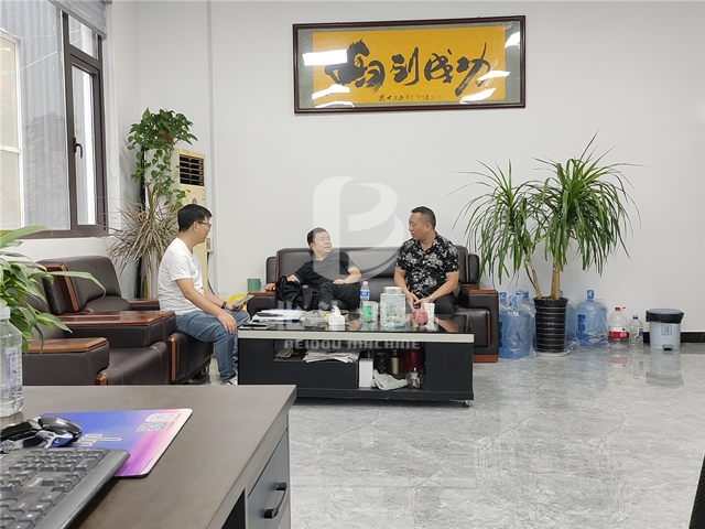 香蕉视频在线观看下载机械销售经理与客户深入交谈