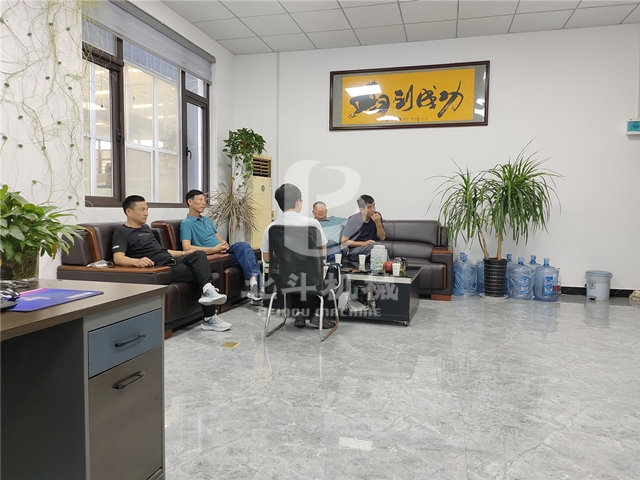 客户前来洽谈竹屑香蕉视频污版机