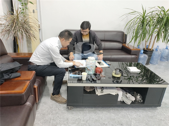 我厂技术人员和苏州客户对木材香蕉视频污版机进行技术探讨