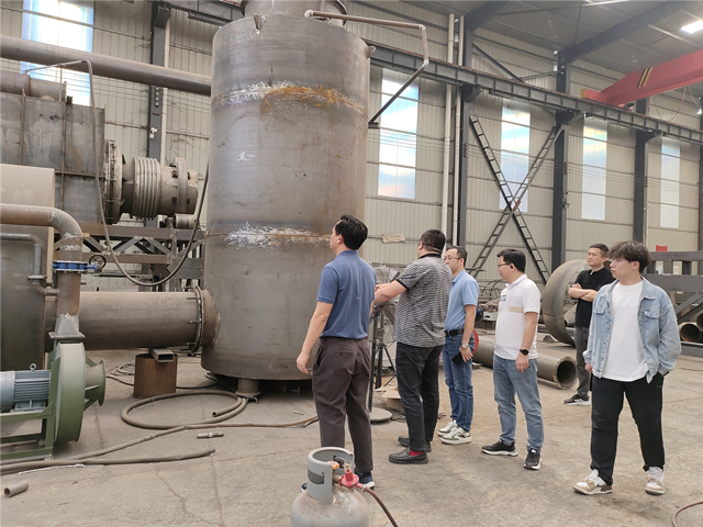 客户现场考察锂电池裂解炉