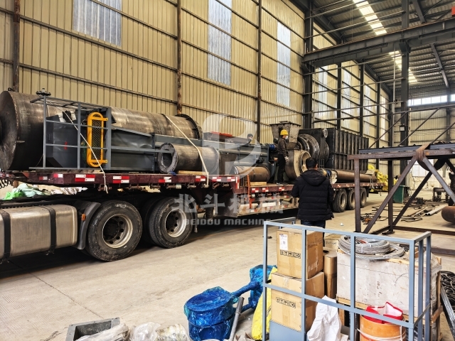 新型连续香蕉视频污版机发货：3辆大货车满载启航