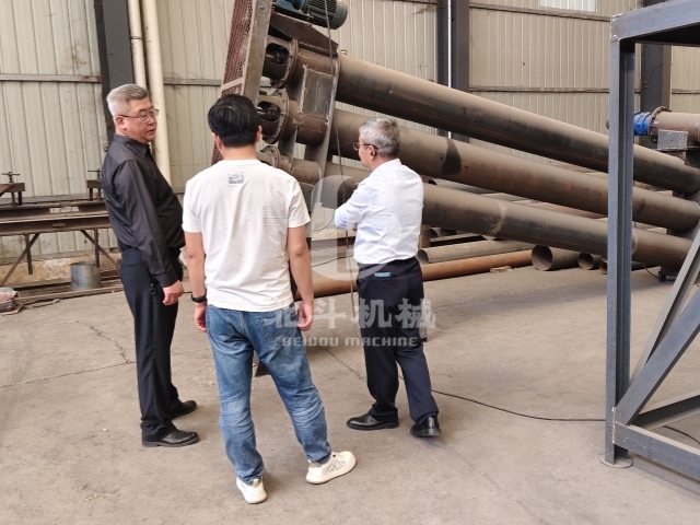 客户考察新型生物质香蕉视频污版机,共探绿色回收体系