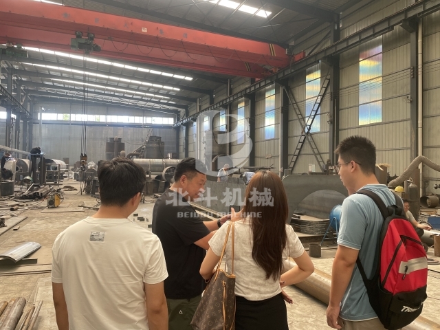 客户慕名而来实地考察我厂新型连续香蕉视频污版机